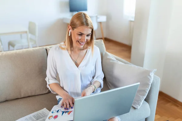 Smiling Young Woman Using Laptop Home Looking Screen Chatting Wearing — Stockfoto