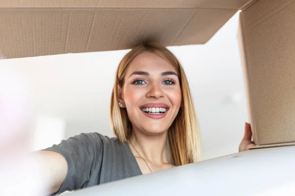 Pretty Young Happy Woman Opening Carton Box Woman Looking Surprised — стоковое фото