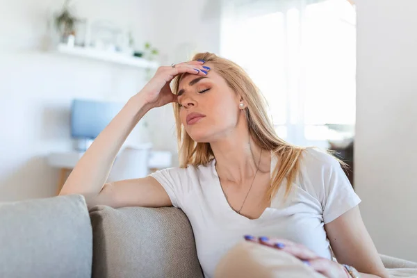 Saúde Dor Stressed Exhausted Young Woman Having Strong Tension Headache — Fotografia de Stock