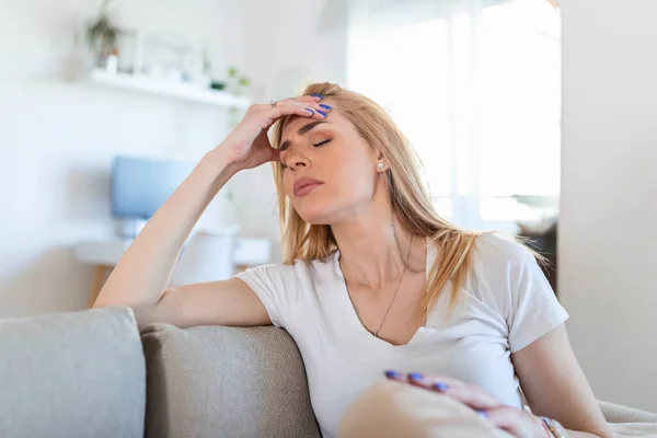 健康和痛苦 强调疲惫的年轻女子 有很强的张力头痛 美丽生病的女孩患有头偏头痛 感觉压力和应力的特写肖像 高分辨率图像 — 图库照片