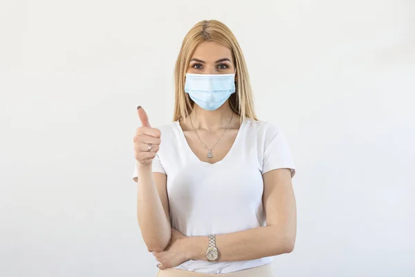 Schöne Kaukasische Junge Frau Mit Einweg Gesichtsmaske Schutz Vor Viren — Stockfoto