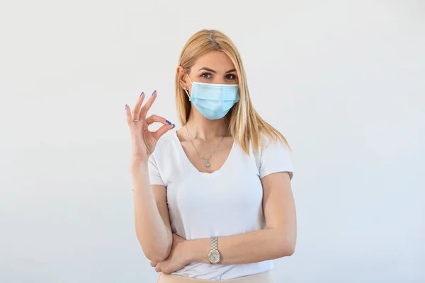 Młoda Kobieta Masce Medycznej Portret Studyjny Kobieta Nosząca Maskę Ochronną — Zdjęcie stockowe
