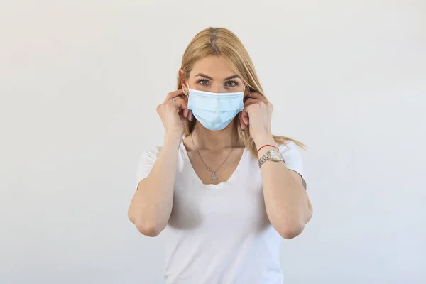 Piękna Biała Młoda Kobieta Jednorazową Maską Ochrona Kontra Wirusy Infekcje — Zdjęcie stockowe