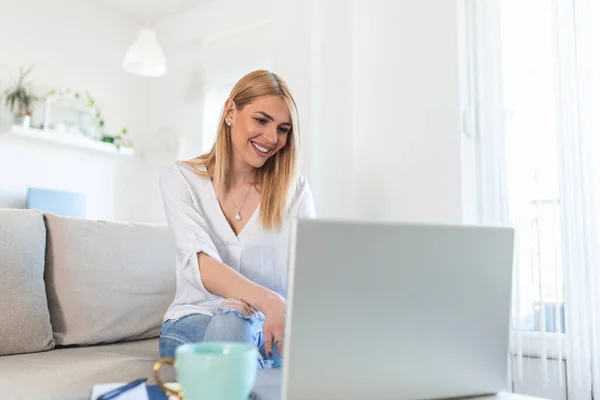 Positif Jeune Femme Pigiste Regarder Vidéo Dans Blog Sur Netbook — Photo