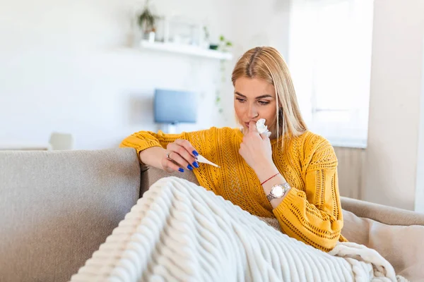 Nemocná Zoufalá Žena Koronavirus Covid Nachlazení Nemoc Alergie Pěkně Nemocná — Stock fotografie