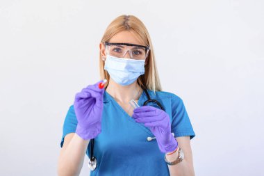 Beyaz kadın doktor elinde bez çubuğu, burun ve ağız örnekleri, hasta PCR test randevusu, Coronavirus COVID-19 küresel salgın krizi