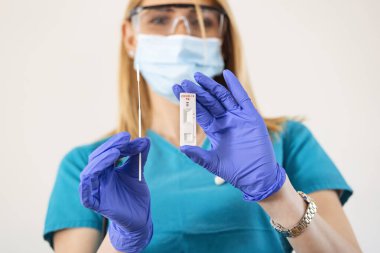 Covid-19 antijenik test yapan bir sağlık uzmanı. COVID-19 virüs teşhisi, Coronavirus test kaseti tutan doktor, hızlı strep (RST) kiti, hızlı antijen tespiti