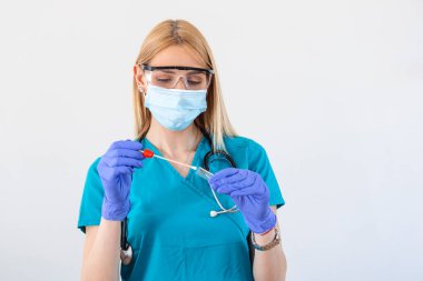 Laboratuvar teknisyeninin elinde pamuk toplama kiti, Coronavirus COVID-19 numune toplama ekipmanı, PCR polimeraz zincirleme reaksiyon laboratuvar testi ve nakliye prosedürü için DNA burun ve ağız temizliği.