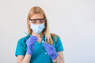 Kadın doktor COVID-19 aşısını elinde tutuyor. Sağlık ve Tıbbi Konsept. Aşı tüpü doz aşısı iğne şırıngası, tıbbi konsept aşı enjeksiyon tedavisi