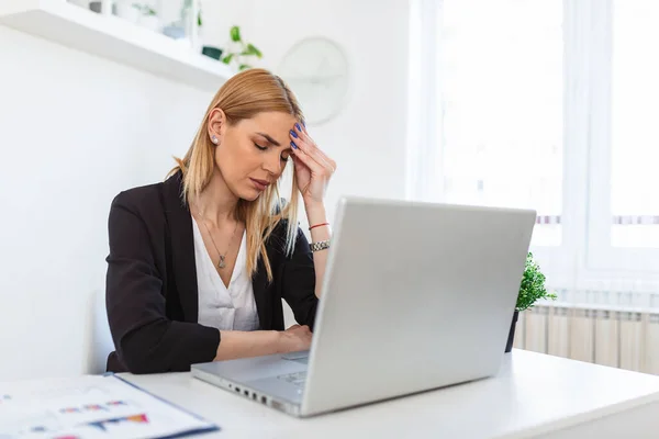 Sento Esausta Frustrata Giovane Donna Cercando Esausto Mentre Seduto Suo — Foto Stock