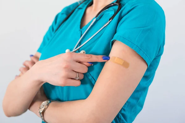 Young Woman Octor Adhesive Bandage Her Arm Coronavirus Vaccine First — Φωτογραφία Αρχείου