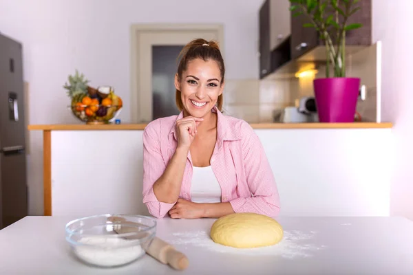 Beautiful Young Woman Looking Camera Smiling While Baking Kitchen Home — Foto de Stock