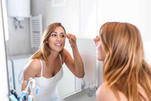 Selbstpflege Und Make Konzept Porträt Einer Aufmerksamen Jungen Frau Weißen — Stockfoto