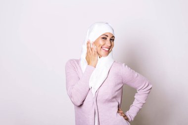 Başörtüsü gülüşlü güzel Asyalı müslüman kadın portresi. Doğudan gelen inci. Başörtüsü takan gülümseyen Müslüman kadın. Türban takan, modern, şık ve mutlu Müslüman Kadın