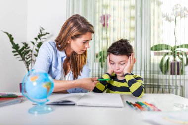 Anne, ödevlerini yaparken oğluyla ilgili hayal kırıklığına uğruyor. Annem gelmiş geçmiş en iyi öğretmen. Anne evde kötü eğitim ve ev ödevi için bir çocuğu azarlar.