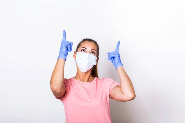 Coronavirus Smog Önlemek Için Yüz Koruyucu Maske Takan Genç Kadın — Stok fotoğraf