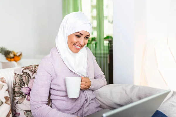 Muzułmanka Pracująca Komputerem Arab Young Kobieta Biznesu Siedzi Przy Biurku — Zdjęcie stockowe