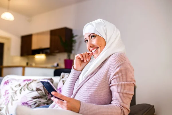 Elegancki Atrakcyjny Muzułmanin Kobiet Pomocą Mobilnego Smartfona Wyszukiwania Informacji Online — Zdjęcie stockowe