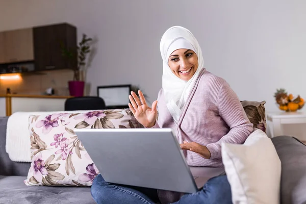 Muzułmanka Pracująca Komputerem Arab Young Kobieta Biznesu Siedzi Przy Biurku — Zdjęcie stockowe