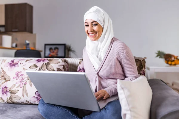 Muzułmanka Używająca Laptopa Surfująca Portalach Społecznościowych Domu Wolnej Przestrzeni Surfuję — Zdjęcie stockowe