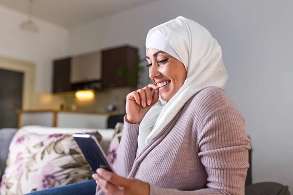 Elegancki Atrakcyjny Muzułmanin Kobiet Pomocą Mobilnego Smartfona Wyszukiwania Informacji Online — Zdjęcie stockowe