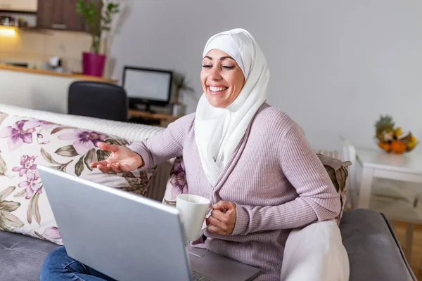 Młoda Muzułmanka Rozmawiająca Przez Laptopa Domu Szczęśliwy Uśmiech Muzułmanka Siedzi — Zdjęcie stockowe