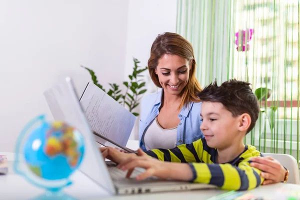 Mom Helping Little Boy Homework Homeschooling Coronavirus Pandemic Cute Boy — ストック写真