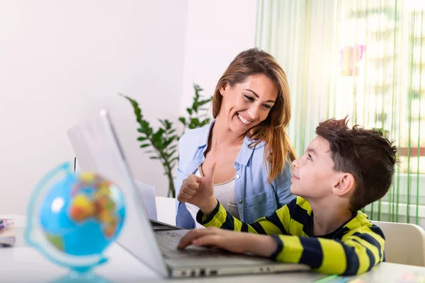 Kind Mother Helping Her Son Doing Homework Online Mother Helping — ストック写真