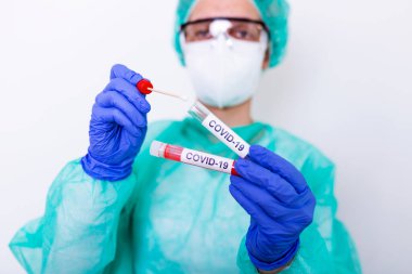 Hastane laboratuvarında COVID-19 burun temizleme testi, 2019 nCoV analizi için kan tüplü hemşire. Çin Koronavirüsü Kan Testi Konsepti.