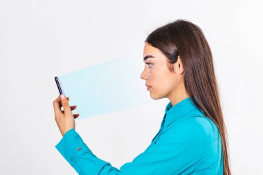 Biyometrik tanımlama. Yüz tanıma sistemi akıllı telefondan tarayan genç ve güzel bir kadın..