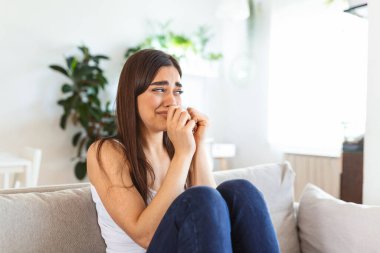 Kendini üzgün, mutsuz ya da hayal kırıklığına uğramış hisseden genç bir kadın evde yalnız ağlıyor. Duygusal şok ve yaşam sorunları