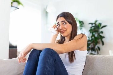 Kendini üzgün, mutsuz ya da hayal kırıklığına uğramış hisseden genç bir kadın evde yalnız ağlıyor. Duygusal şok ve yaşam sorunları