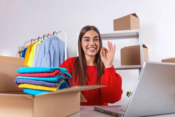 Woman Packing Item She Sells Online Working Woman Online Shop — стоковое фото