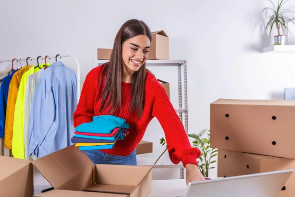 Woman Packing Item She Sells Online Working Woman Online Shop — стоковое фото