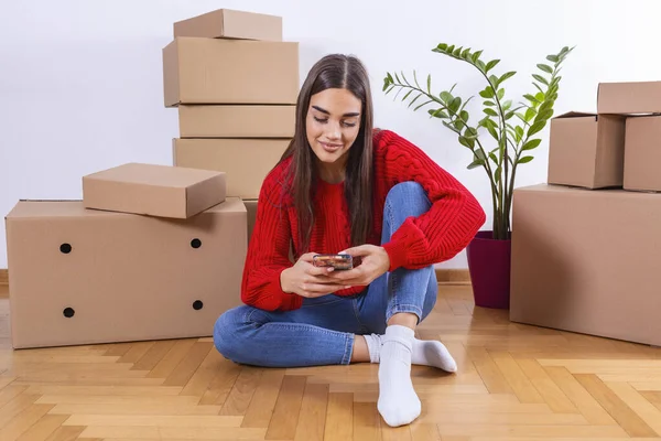 Beautiful Young Woman Texting While Moving New Apartment Young Woman — стоковое фото