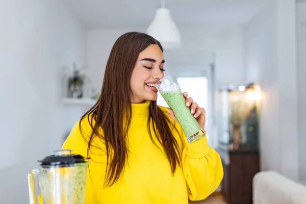 Woman Drinking Green Detox Smoothie Drink Happy Smiling Girl Glass — ストック写真