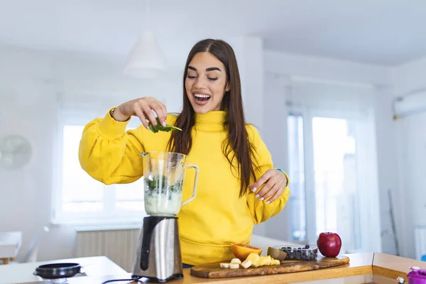 Beautiful Woman Making Fruits Smoothies Blender Healthy Eating Lifestyle Concept — ストック写真