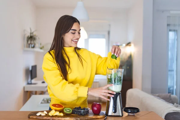 Young Woman Making Detox Smoothie Home Girl Making Smoothie Fruit — Stockfoto