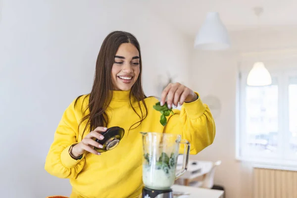 Young Woman Making Detox Smoothie Home Girl Making Smoothie Fruit — ストック写真