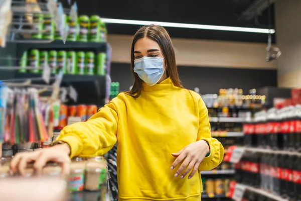 Mujer Con Máscara Protectora Comprando Comida Tienda Comestibles Durante Epidemia — Foto de Stock