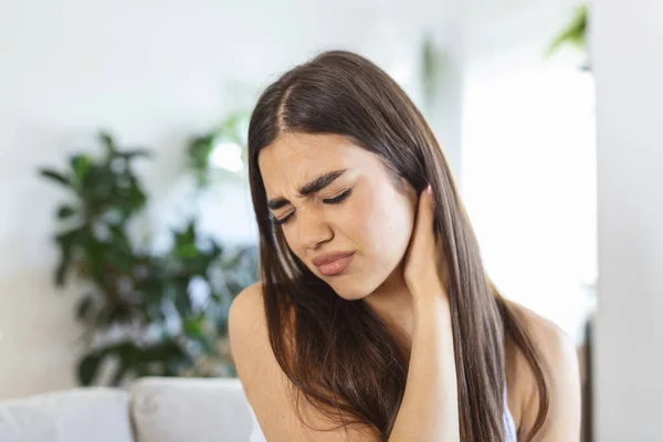 Mujer Cansada Masajeando Dolor Cuello Rígido Los Músculos Tensos Fatigados — Foto de Stock