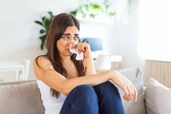 不快乐的年轻女人用手捂住脸 一个人独自哭泣 抑郁的女孩坐在沙发上 健康问题或想不好的关系 与男朋友分手 — 图库照片