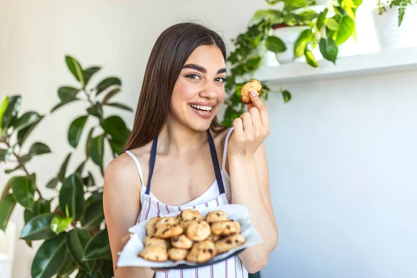 Young Beautiful Housewife Holding Freshly Baked Cookies Tray Kitchen — стоковое фото