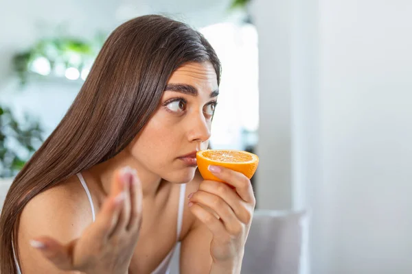 Donna Malata Che Prova Sentire Odore Arancione Mezzo Fresco Sintomi — Foto Stock