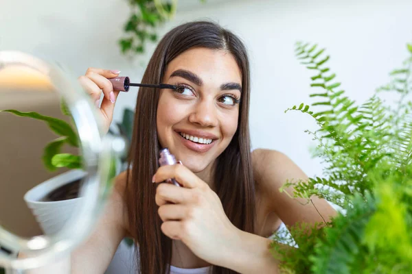 Schöne Frau Mit Wimperntusche Badezimmer Morgens Lächelnde Junge Frau Die — Stockfoto