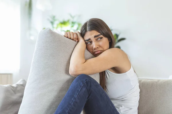 어려운 시기였다 자신의 문제에 생각하면서 커다란 베개를 쾌활하고 코카서스 여자의 — 스톡 사진