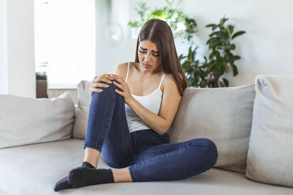 Woman Holding Knee Pain Sofa Health Care Medical Concept — Foto de Stock