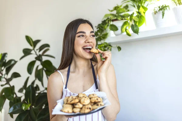 Young Beautiful Housewife Holding Freshly Baked Cookies Tray Kitchen — Φωτογραφία Αρχείου