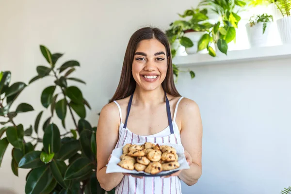 Young Beautiful Housewife Holding Freshly Baked Cookies Tray Kitchen — Photo