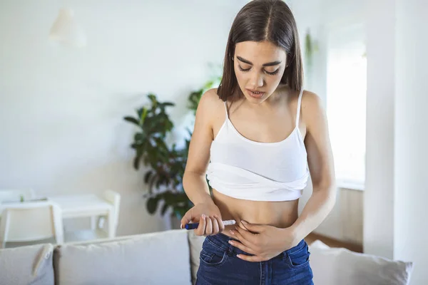 若い糖尿病の女性は家でインシュリンペンでインシュリン注射をする 糖尿病のライフスタイル — ストック写真